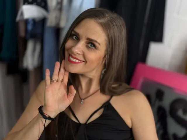 Enter EmiliaBedy VIP Show