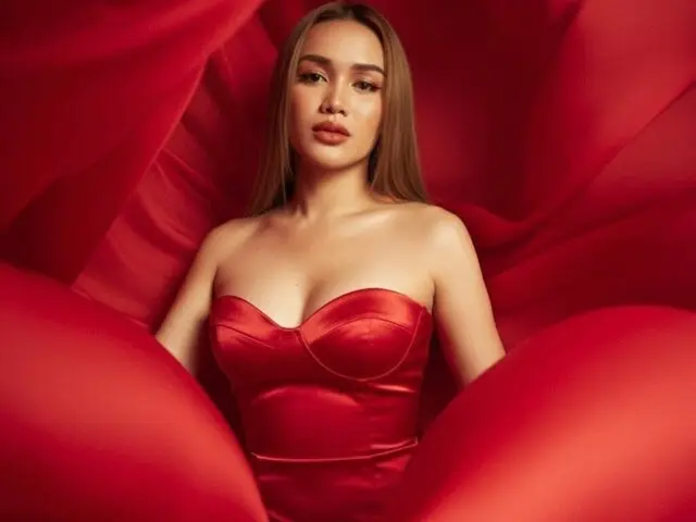 Enter YasmineFruahwald VIP Show